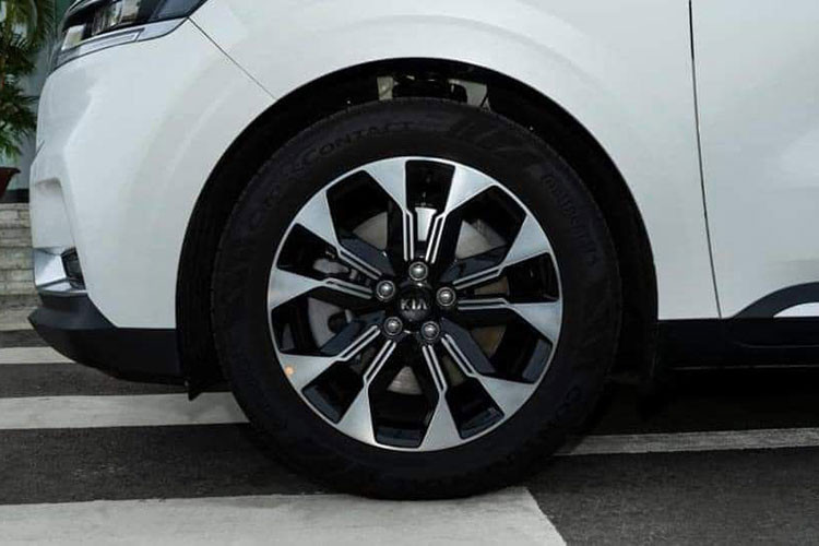 Cả 5 phiên bản của xe sẽ được trang bị mâm hợp kim 19 inch, hệ thống đèn full LED (trừ bản Luxury tiêu chuẩn có đèn pha LED nhưng đèn hậu chỉ là halogen), cửa hông và cốp chỉnh điện tích hợp chức năng mở cửa rảnh tay. Trên 2 phiên bản Signature cao cấp nhất, xe sẽ được trang bị đèn trước LED thích ứng thông minh và cửa sổ trời.