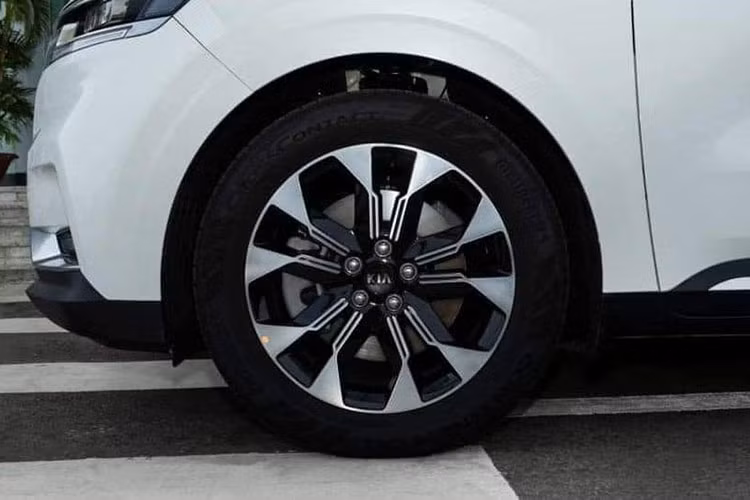 Cả 5 phiên bản của xe sẽ được trang bị mâm hợp kim 19 inch, hệ thống đèn full LED (trừ bản Luxury tiêu chuẩn có đèn pha LED nhưng đèn hậu chỉ là halogen), cửa hông và cốp chỉnh điện tích hợp chức năng mở cửa rảnh tay. Trên 2 phiên bản Signature cao cấp nhất, xe sẽ được trang bị đèn trước LED thích ứng thông minh và cửa sổ trời.