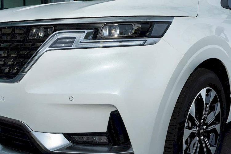 Việc logo cũ xuất hiện trên xe không khỏi khiến nhiều người bức xúc, bởi logo mới của Kia có giá trị thẩm mỹ cao hơn hẳn. Thậm chí, có ý kiến cho rằng hãng sẽ... để dành logo mới cho dịp nâng cấp nhẹ và tăng giá sau này của Kia Carnival 2022.