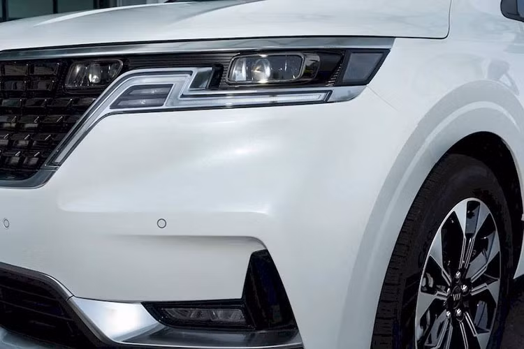 Việc logo cũ xuất hiện trên xe không khỏi khiến nhiều người bức xúc, bởi logo mới của Kia có giá trị thẩm mỹ cao hơn hẳn. Thậm chí, có ý kiến cho rằng hãng sẽ... để dành logo mới cho dịp nâng cấp nhẹ và tăng giá sau này của Kia Carnival 2022.