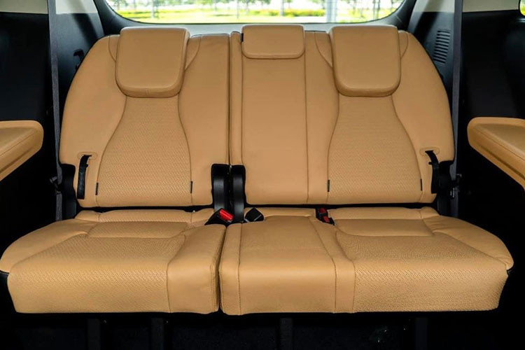 Về khả năng vận hành, Kia Carnival 2022 có 2 tùy chọn động cơ. Đầu tiên là máy dầu, tăng áp, dung tích 2.2L cho công suất tối đa là 199 mã lực cùng mô-men xoắn cực đại đạt 440 Nm. Thứ 2 là máy xăng, dung tích 3.5L có các thông số tương ứng là 268 mã lực và 331 Nm. Tất cả các phiên bản đều sử dụng hộp số tự động 8 cấp và hệ dẫn động cầu trước.