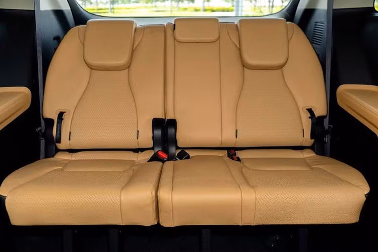 Về khả năng vận hành, Kia Carnival 2022 có 2 tùy chọn động cơ. Đầu tiên là máy dầu, tăng áp, dung tích 2.2L cho công suất tối đa là 199 mã lực cùng mô-men xoắn cực đại đạt 440 Nm. Thứ 2 là máy xăng, dung tích 3.5L có các thông số tương ứng là 268 mã lực và 331 Nm. Tất cả các phiên bản đều sử dụng hộp số tự động 8 cấp và hệ dẫn động cầu trước.