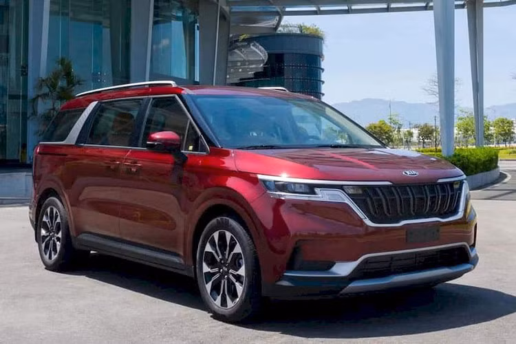 Theo thông tin từ phía Kia Việt Nam, Kia Carnival 2022 sẽ được ra mắt trong tháng 10 này. Xe thuộc thế hệ thứ 4 mới nhất và tiếp tục được lắp ráp trong nước. Khác biệt với đời cũ, Kia Carnival 2022 được phát triển trên khung gầm mới dẫn đến thiết kế ngoại thất có nhiều điểm thay đổi, cứng cáp và khỏe khoắn hơn, hơi hướng SUV thay vì MPV.