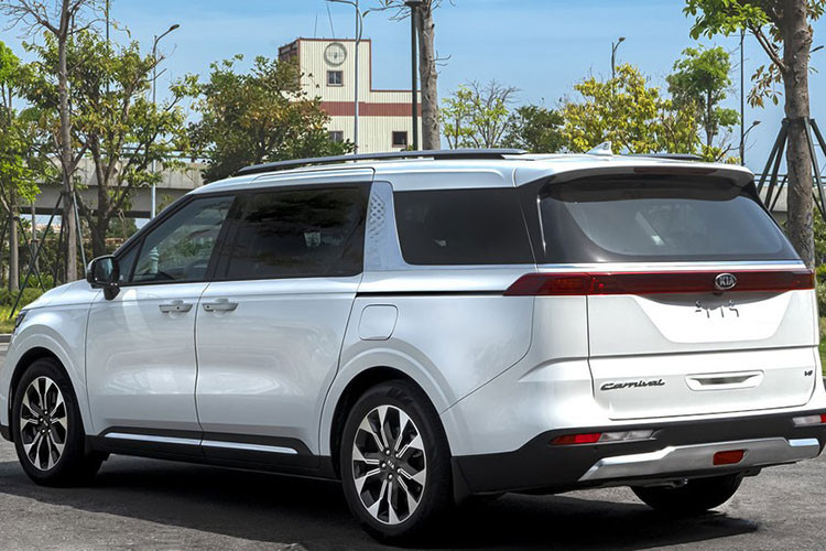 Bên cạnh đó, lưới tản nhiệt của xe sẽ có sự khác biệt rõ ràng tùy theo phiên bản. Phối hợp với thông số được hé lộ trước đó, có thể thấy rằng 2 phiên bản Signature của Kia Carnival 2022 sẽ được trang bị lưới tản nhiệt gồm các thanh nan mỏng đan xen xếp tầng khá sang trọng, (ví dụ như chiếc xe màu trắng trong hình trên). Trong khi đó tại bản 2.2D Premium, lưới tản nhiệt của xe lại có các thanh nan khá dày đặt dọc.