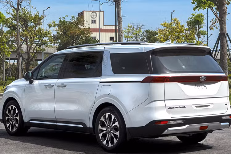 Bên cạnh đó, lưới tản nhiệt của xe sẽ có sự khác biệt rõ ràng tùy theo phiên bản. Phối hợp với thông số được hé lộ trước đó, có thể thấy rằng 2 phiên bản Signature của Kia Carnival 2022 sẽ được trang bị lưới tản nhiệt gồm các thanh nan mỏng đan xen xếp tầng khá sang trọng, (ví dụ như chiếc xe màu trắng trong hình trên). Trong khi đó tại bản 2.2D Premium, lưới tản nhiệt của xe lại có các thanh nan khá dày đặt dọc.