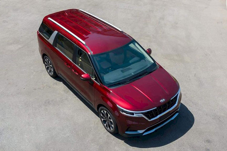 Về khả năng vận hành, Kia Carnival 2022 có 2 tùy chọn động cơ. Đầu tiên là máy dầu, tăng áp, dung tích 2.2L cho công suất tối đa là 199 mã lực cùng mô-men xoắn cực đại đạt 440 Nm. Thứ 2 là máy xăng, dung tích 3.5L có các thông số tương ứng là 268 mã lực và 331 Nm. Tất cả các phiên bản đều sử dụng hộp số tự động 8 cấp và hệ dẫn động cầu trước.