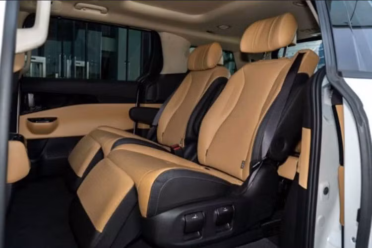 Tiếp đến, cần số truyền thống đã bị loại bỏ thay bằng núm xoay chuyển số. Các tiện nghi đáng chú ý bao gồm điều hòa tự động, ghế lái chỉnh điện, ghế phụ chỉnh điện, sưởi và làm mát hàng ghế trước, sưởi vô lăng, gương chiếu hậu chống chói tự động, rèm che nắng cửa sổ, sạc điện thoại không dây, 12 loa Bose, điều hòa tự động và khởi động từ xa.