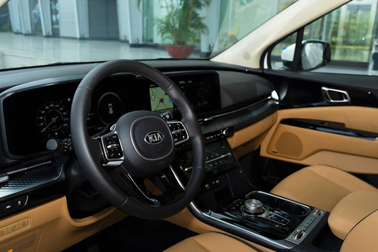 Tương tự với ngoại thất, nội thất của Kia Carnival 2022 cũng có thiết kế mới hiện đại hơn nhiều so với trước đây. Trên bản cao cấp nhất, bảng đồng hồ sau vô lăng của xe là loại kỹ thuật số có kích cỡ 12,3 inch, tương đương với màn hình giải trí ở khu vực trung tâm.