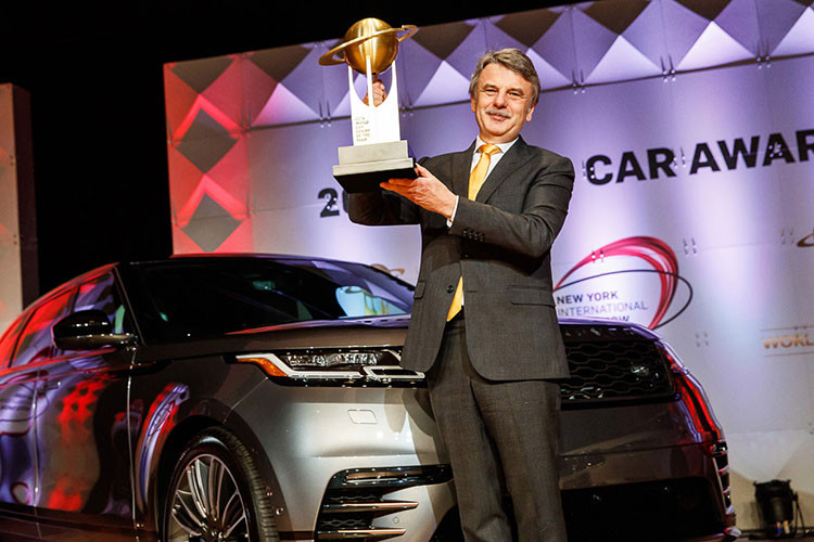 Được thiết kế, chế tạo và sản xuất tại Anh, Velar thừa hưởng khả năng vận hành, sự kết nối và tính thực dụng từ gia đình Range Rover. Tích hợp công nghệ mới nhất, sử dụng nhiều vật liệu bền vững hơn, chiếc SUV hạng sang này được thiết kế để vượt trên mọi giới hạn đúng như khẩu hiệu của Land Rover “Above and Beyond”.