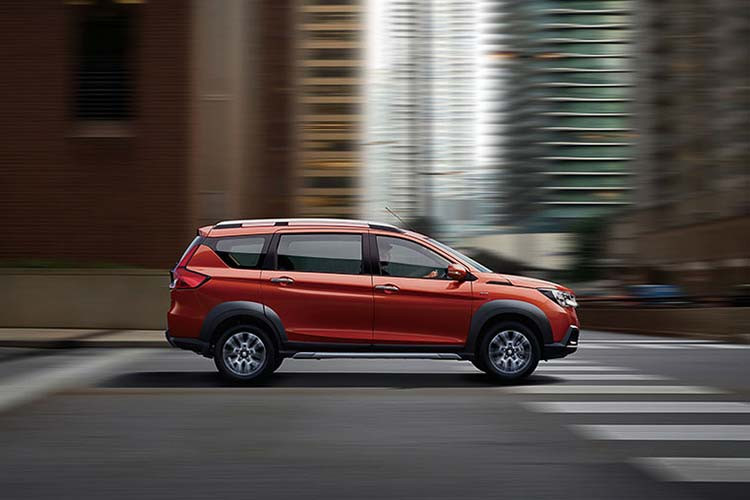 Tại thị trường Indonesia, Suzuki XL7 có tổng cộng các lựa chọn màu sơn ngoại thất gồm: Đen (Prime Cool Black0, Trắng (Pearl Snow White), Đỏ (Burgundy Burgundy Red), Xám (metallic Magma Grey), và Đen/Cam (Rising Oraneg + Black) và Trắng Đen (Brave Khaki + Black) cho phiên bản Alpha. 