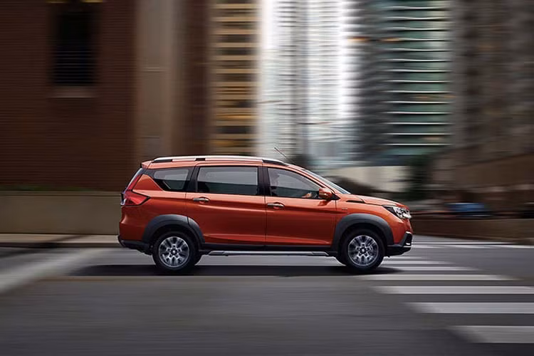 Tại thị trường Indonesia, Suzuki XL7 có tổng cộng các lựa chọn màu sơn ngoại thất gồm: Đen (Prime Cool Black0, Trắng (Pearl Snow White), Đỏ (Burgundy Burgundy Red), Xám (metallic Magma Grey), và Đen/Cam (Rising Oraneg + Black) và Trắng Đen (Brave Khaki + Black) cho phiên bản Alpha. 