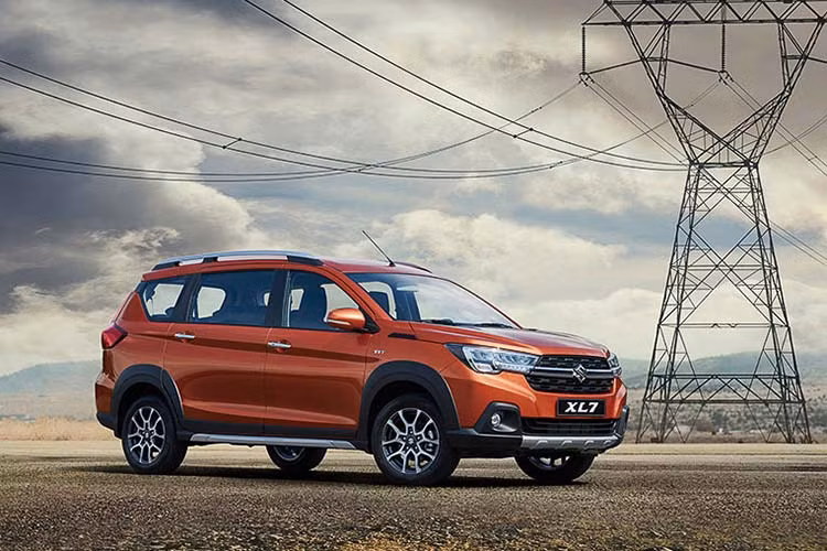 Giá xe Suzuki XL7 tại Indonesia từ 230 - 267 triệu Rupiah (khoảng 390 - 453 triệu đồng). Mẫu xe Suzuki XL7 nếu được phân phối tại thị trường Việt Nam được nhập khẩu nguyên chiếc từ Indonesia. Cả Suzuki XL7 và Ertiga sẽ trở thành một cặp át chủ bài của hãng xe Nhật để cạnh tranh với các đối thủ như Mitsubishi Xpander hay Toyota Avanza, Rush.
