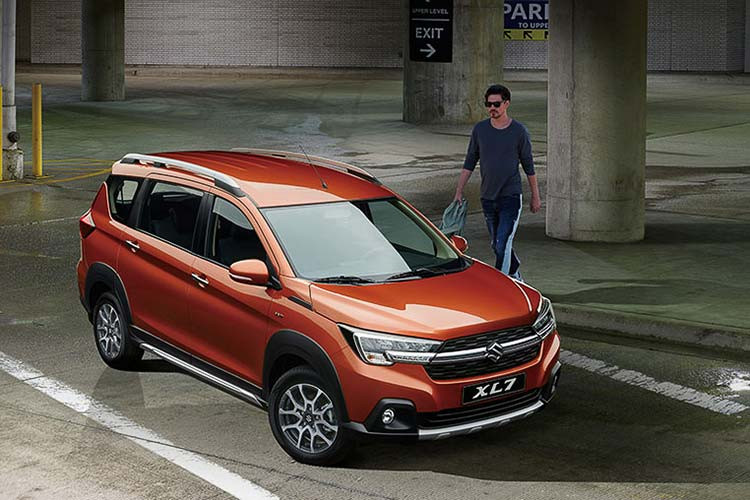 Là một phiên bản 7 chỗ của XL6, Suzuki XL7 hoàn toàn mới mang tới cái nhìn cao cấp hơn so với Ertiga 2019. Ở phần đầu xe, giống như XL6, XL7 sẽ sở hữu thiết kế với những đường nét mạch lạc, vuông vắn kết hợp điểm nhấn là dải đèn LED định vị ban ngày được nối dài xuyên suốt mặt ca-lăng bằng một thanh chrome sáng bóng.
