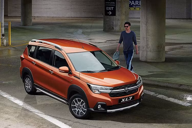 Là một phiên bản 7 chỗ của XL6, Suzuki XL7 hoàn toàn mới mang tới cái nhìn cao cấp hơn so với Ertiga 2019. Ở phần đầu xe, giống như XL6, XL7 sẽ sở hữu thiết kế với những đường nét mạch lạc, vuông vắn kết hợp điểm nhấn là dải đèn LED định vị ban ngày được nối dài xuyên suốt mặt ca-lăng bằng một thanh chrome sáng bóng.