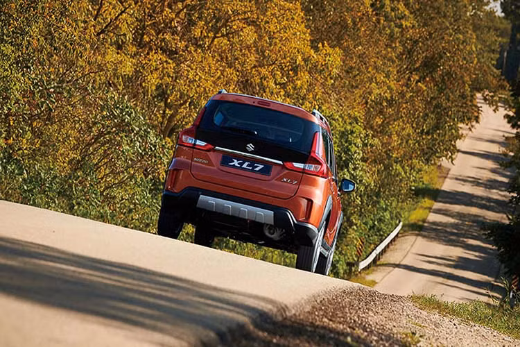 XL7 định vị cao hơn một chút so với Ertiga trong danh mục sản phẩm của hãng Suzuki. Bản thân mẫu Suzuki XL7 thực chất là một chiếc MPV, nhưng mang phong cách SUV cỡ nhỏ. Đuôi xe thiết kế vuông vức với cụm đen led hình chữ L ngược, cản trước và sau cùng màu sáng...