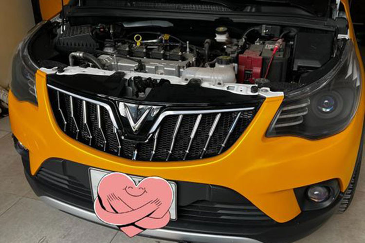 Chiếc VinFast Fadil của Hồng Đăng được giữ nguyên thông số động cơ với cụm máy xăng 1,4L cho công suất 98 mã lực và mô-men xoắn 128Nm cùng hộp số tự động vô cấp CVT. Tuy nhiên, Hồng Đăng đã bổ sung cảm biến chân ga Racechip cho xe, giúp tăng độ nhạy khi tăng tốc.