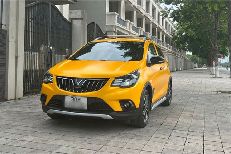 Hệ thống đèn halogen nguyên bản được thay thế bằng đèn bi-LED vàng, cùng với đó cụm đèn xi-nhan dạng nanh vuốt sư tử ấn tượng. Mâm xe 15 inch thiết kế độc đáo tới từ thương hiệu BBS. Chiếc VinFast Fadil này còn được bổ sung giá nóc Thule Sweden. Ở phía sau, đèn hậu được làm lại toàn bộ với tạo hình nổi khối 3D. 