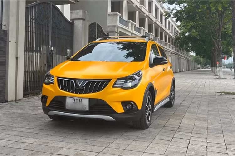 Hệ thống đèn halogen nguyên bản được thay thế bằng đèn bi-LED vàng, cùng với đó cụm đèn xi-nhan dạng nanh vuốt sư tử ấn tượng. Mâm xe 15 inch thiết kế độc đáo tới từ thương hiệu BBS. Chiếc VinFast Fadil này còn được bổ sung giá nóc Thule Sweden. Ở phía sau, đèn hậu được làm lại toàn bộ với tạo hình nổi khối 3D. 