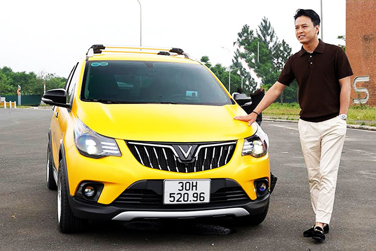 Mới đây, diễn viên Hồng Đăng rao bán VinFast Fadil độ khủng của mình. Nam diễn viên chia sẻ, anh muốn bán chiếc xe này để đổi sang Mercedes-Benz GLK 250 AMG với mục đích “đi được mấy cung gồ ghề chút cho yên tâm". GLK là mẫu xe mà Hồng Đăng đã ưa thích từ lâu bởi ngoại hình vuông vắn cứng cáp, mặc dù anh đã sở GLC 300.
