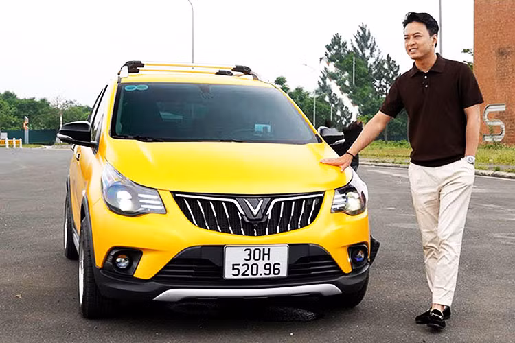 Mới đây, diễn viên Hồng Đăng rao bán VinFast Fadil độ khủng của mình. Nam diễn viên chia sẻ, anh muốn bán chiếc xe này để đổi sang Mercedes-Benz GLK 250 AMG với mục đích “đi được mấy cung gồ ghề chút cho yên tâm". GLK là mẫu xe mà Hồng Đăng đã ưa thích từ lâu bởi ngoại hình vuông vắn cứng cáp, mặc dù anh đã sở GLC 300.