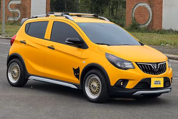 Vào năm 2022, chiếc VinFast Fadil được diễn viên Hồng Đăng chi khoảng 400 triệu đồng để nâng cấp. Trong khi đó, trước khi bị ngưng bán, mẫu xe này có giá niêm yết chỉ 425 triệu với phiên bản tiêu chuẩn. 