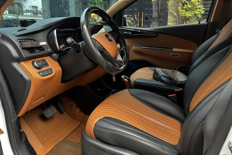 Chiếc VinFast Fadil này cũng đã được nâng cấp hệ thống an toàn với camera 360 độ, hệ thống cảnh báo lệch làn, cảnh báo va chạm Mobileye và cảnh báo điểm mù. Xe còn được gắn thêm bộ mở khoá bằng mật mã gắn ở phía trên kính chắn gió.