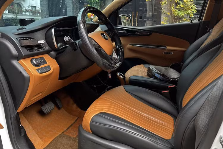 Chiếc VinFast Fadil này cũng đã được nâng cấp hệ thống an toàn với camera 360 độ, hệ thống cảnh báo lệch làn, cảnh báo va chạm Mobileye và cảnh báo điểm mù. Xe còn được gắn thêm bộ mở khoá bằng mật mã gắn ở phía trên kính chắn gió.