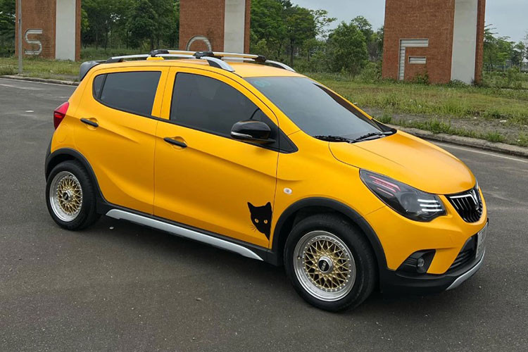 Chiếc VinFast Fadil độ khủng của Hồng Đăng được nam diễn viên mua vào năm 2022 và thuộc phiên bản tiêu chuẩn. Sau khoảng một năm, chiếc xe mới chỉ lăn bánh được 8300km và đã được nâng cấp rất nhiều đồ độ cả ở ngoại thất lẫn nội thất. Mức giá sang tay được đưa ra là hơn 410 triệu đồng. 