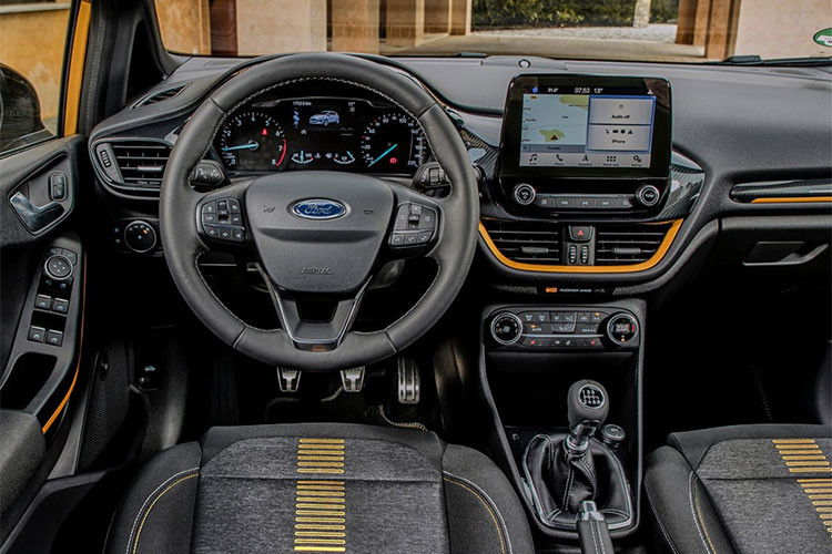 Bên trong nội thất, Fiesta Active sở hữu bộ ghế phong cách thể thao được khâu chỉ tương phản và các chi tiết bằng nhôm đúc.