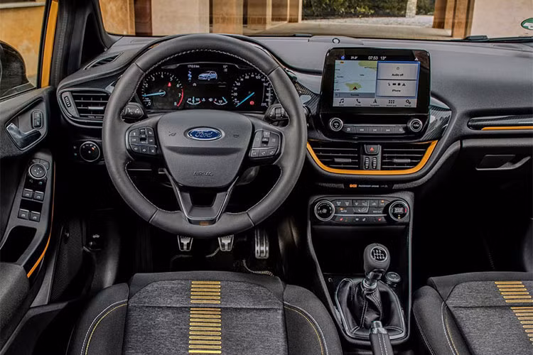 Bên trong nội thất, Fiesta Active sở hữu bộ ghế phong cách thể thao được khâu chỉ tương phản và các chi tiết bằng nhôm đúc.