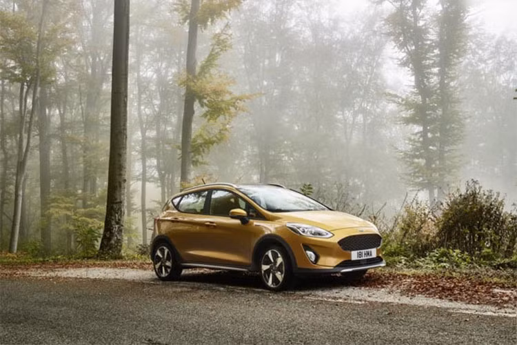 So với mẫu xe Fiesta tiêu chuẩn đang bán ra hiện nay, phiên bản Active mới sẽ có gầm xe cao hơn 18 mm và trục bánh xe rộng hơn 10 mm, mang đến cảm giác vững chắc và mạnh mẽ hơn.