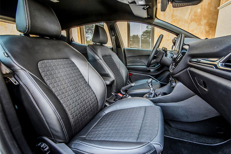 Hệ thống thông tin giải trí SYNC3 hoạt động thông qua màn hình cảm ứng 8 inch là trang bị tương tự trên "người anh em" Fiesta tiêu chuẩn.