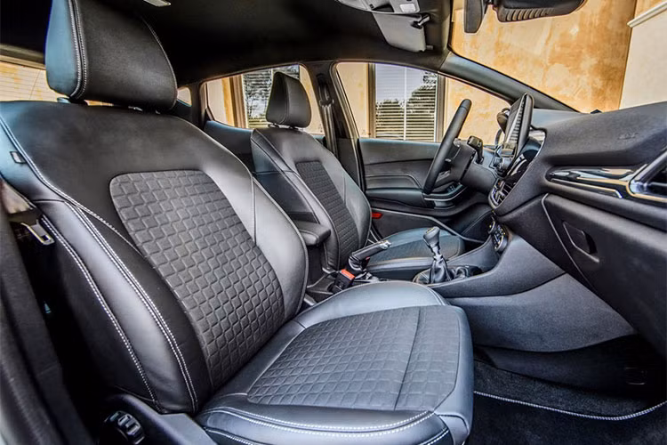 Hệ thống thông tin giải trí SYNC3 hoạt động thông qua màn hình cảm ứng 8 inch là trang bị tương tự trên "người anh em" Fiesta tiêu chuẩn.