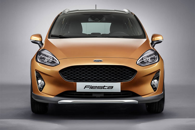 Về tổng thể, Ford Fiesta Active 2018 cũng trở nên khác biệt với bản tiêu chuẩn là nhờ các tấm nẹp bảo vệ màu đen xung quanh xe, thanh cản va mới, bậc cửa có thể phát sáng và bộ vành hợp kim 18 inch.