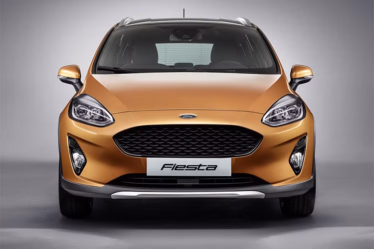 Về tổng thể, Ford Fiesta Active 2018 cũng trở nên khác biệt với bản tiêu chuẩn là nhờ các tấm nẹp bảo vệ màu đen xung quanh xe, thanh cản va mới, bậc cửa có thể phát sáng và bộ vành hợp kim 18 inch.
