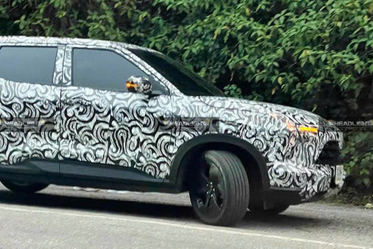 Mặc dù chưa có thông tin chi tiết về nội thất, nhiều khả năng Mitsubishi sẽ bổ sung các tính năng hỗ trợ lái hiện đại hơn, giúp tăng cường trải nghiệm người dùng. Hiện tại, Mitsubishi Xforce đã có mặt tại Indonesia, Việt Nam và Philippines, tuy nhiên các phiên bản phân phối vẫn sử dụng động cơ xăng 1.5L MIVEC với công suất 104 mã lực.