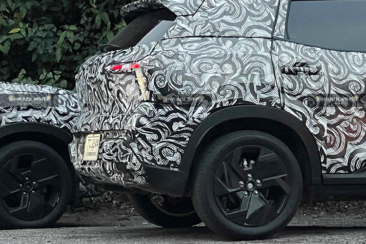 Mức giá xe Mitsubishi Xforce HEV e:Motion 2025 khởi điểm dự kiến khoảng 700.000 baht (tương đương 520 triệu đồng), thấp hơn đáng kể so với đối thủ Toyota Yaris Cross Hybrid, vốn có giá từ 789.000 baht (tương đương 586 triệu đồng).