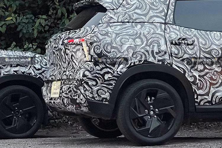 Mức giá xe Mitsubishi Xforce HEV e:Motion 2025 khởi điểm dự kiến khoảng 700.000 baht (tương đương 520 triệu đồng), thấp hơn đáng kể so với đối thủ Toyota Yaris Cross Hybrid, vốn có giá từ 789.000 baht (tương đương 586 triệu đồng).