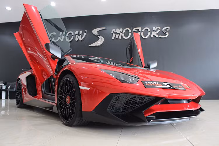 Lamborghini Aventador LP750-4 SV sử dụng động cơ V12 hút khí tự nhiên dung tích 6.5L cải tiến từ Aventador coupe làm tăng 50 mã lực, cùng với đó là trọng lượng xe giảm 50kg.