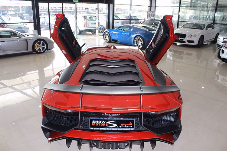 Lamborghini Aventador LP750-4 SV sử dụng động cơ V12 hút khí tự nhiên dung tích 6.5L cải tiến từ Aventador coupe làm tăng 50 mã lực, cùng với đó là trọng lượng xe giảm 50kg.