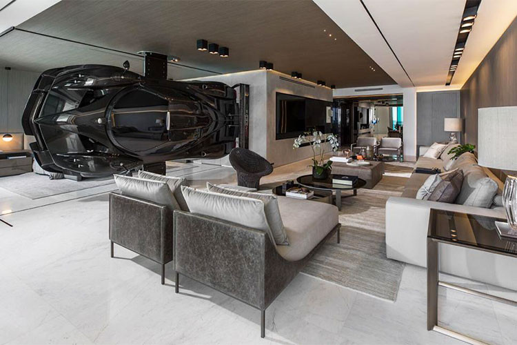 Tháng 4/2018 vừa qua, hình ảnh chiếc siêu xe Pagani Zonda Revolucion trị giá cả triệu đô được treo ở phòng khách khi xuất hiện trên mạng xã hội đã thu hút rất nhiều sự chú ý của cư dân mạng. Được biết, hình ảnh này do Pablo Perez Companc, một nhà sưu tập siêu xe chia sẻ.