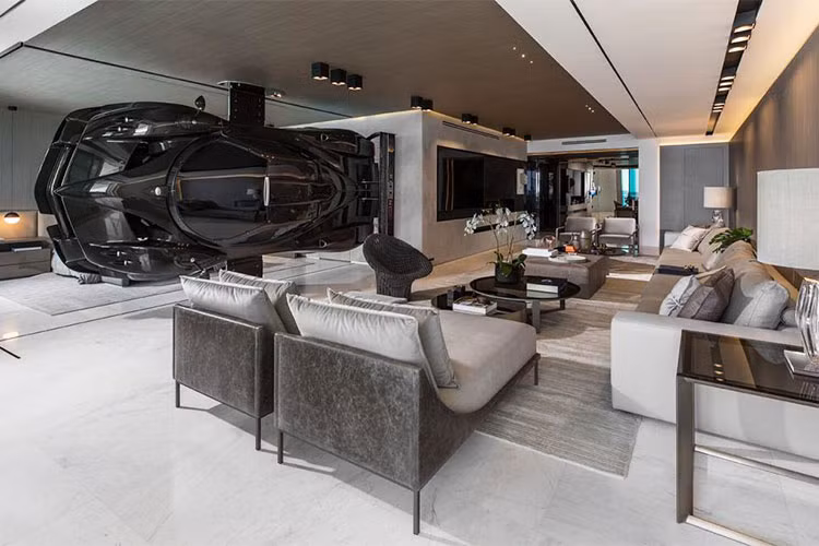 Tháng 4/2018 vừa qua, hình ảnh chiếc siêu xe Pagani Zonda Revolucion trị giá cả triệu đô được treo ở phòng khách khi xuất hiện trên mạng xã hội đã thu hút rất nhiều sự chú ý của cư dân mạng. Được biết, hình ảnh này do Pablo Perez Companc, một nhà sưu tập siêu xe chia sẻ.