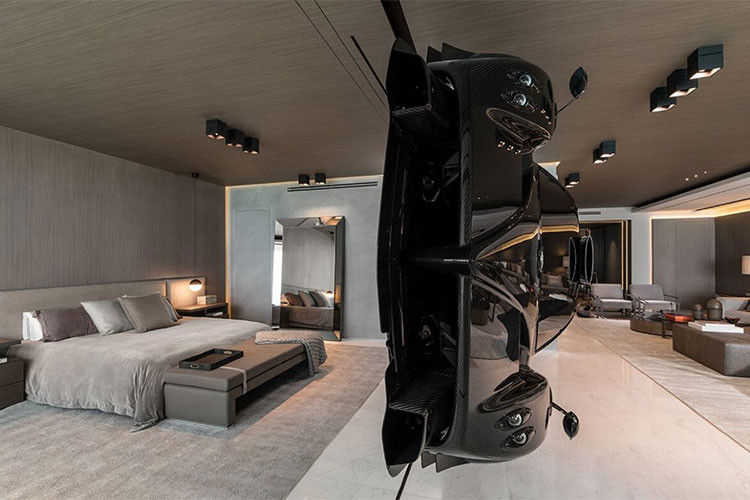 Cụ thể, nhiều người vẫn cho rằng đây chính là chiếc siêu xe đua Pagani Zonda Revolucion "Black Minion" hàng "xịn" nhưng được Pablo Perez Companc chơi trội khi cho treo ở căn hộ siêu cao cấp có trị giá không dưới 8 triệu đô la của anh chàng này tại Miami, Mỹ.