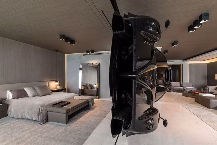 Cụ thể, nhiều người vẫn cho rằng đây chính là chiếc siêu xe đua Pagani Zonda Revolucion "Black Minion" hàng "xịn" nhưng được Pablo Perez Companc chơi trội khi cho treo ở căn hộ siêu cao cấp có trị giá không dưới 8 triệu đô la của anh chàng này tại Miami, Mỹ.