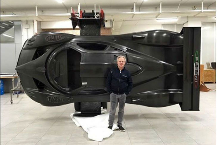 Quả thực, với niềm vui đam mê xe và đã tạo ra một cách trang trí phòng khách không giống ai đã mang đến những phiền toái không đáng có cho Pablo Perez Companc. Nếu nhìn kỹ vào các tấm kính chắn gió và cửa sổ của Pagani Zonda Revolucion "Black Minion" đang được treo phòng khách này chỉ là xe mô hình.