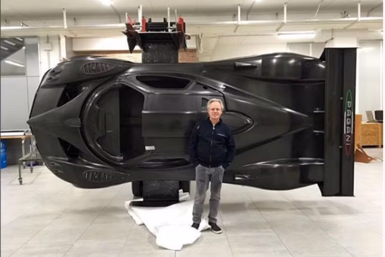 Quả thực, với niềm vui đam mê xe và đã tạo ra một cách trang trí phòng khách không giống ai đã mang đến những phiền toái không đáng có cho Pablo Perez Companc. Nếu nhìn kỹ vào các tấm kính chắn gió và cửa sổ của Pagani Zonda Revolucion "Black Minion" đang được treo phòng khách này chỉ là xe mô hình.