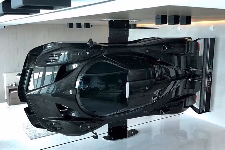 Dù đã giải thích rất kỹ rằng đây chỉ là mô hình của xe triệu đô Pagani Zonda Revolucion "Black Minion" và không hề có hệ truyền động cũng như động cơ nào. Nhưng đến nay, con trai của một người giàu có nhất Argentina vẫn khá mệt mỏi vì những lời mỉa mai từ phía cư dân mạng.