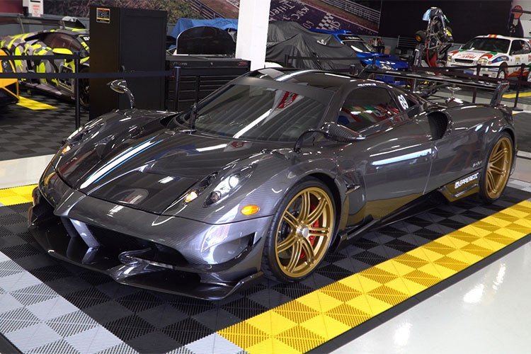 Đáp lại những thắc mắc này, con trai của một người giàu có nhất Argentina cho biết mình hiện chỉ có duy nhất một chiếc siêu xe Pagani trong garage là Huayra BC, còn siêu xe đua Pagani Zonda Revolucion "Black Minion" vẫn đang để ở hãng siêu xe Pagani chăm sóc.