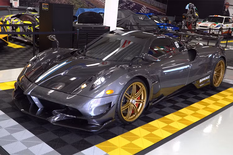 Đáp lại những thắc mắc này, con trai của một người giàu có nhất Argentina cho biết mình hiện chỉ có duy nhất một chiếc siêu xe Pagani trong garage là Huayra BC, còn siêu xe đua Pagani Zonda Revolucion "Black Minion" vẫn đang để ở hãng siêu xe Pagani chăm sóc.