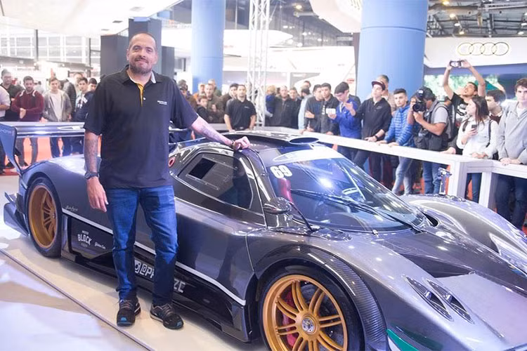 Với tay đua Pablo Pérez Companc người Argentina này, bên cạnh sự nghiệp lẫy lừng và kiếm tiền giỏi, anh đặc biệt mê mẩn thương hiệu xe Pagani và đã sở hữu hai chiếc thuộc loại hàng hiếm là Huayra BC và Zonda Revolucion "Black Minion" dành cho đường đua.